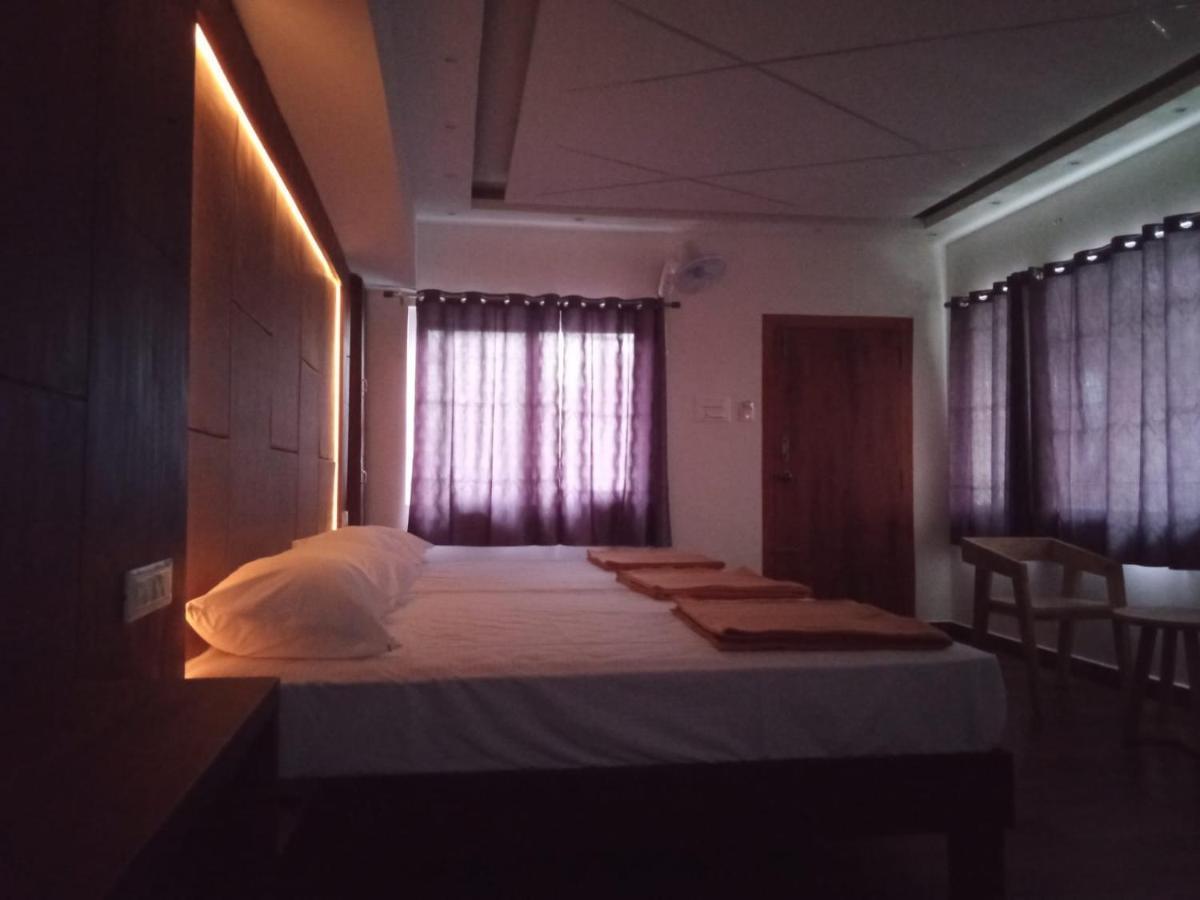 Hilltop Hotel Vālpārai Екстериор снимка