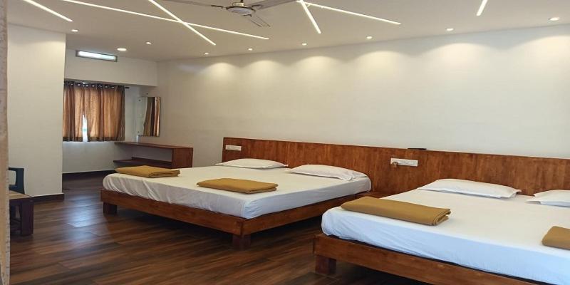 Hilltop Hotel Vālpārai Екстериор снимка