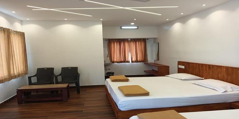 Hilltop Hotel Vālpārai Екстериор снимка