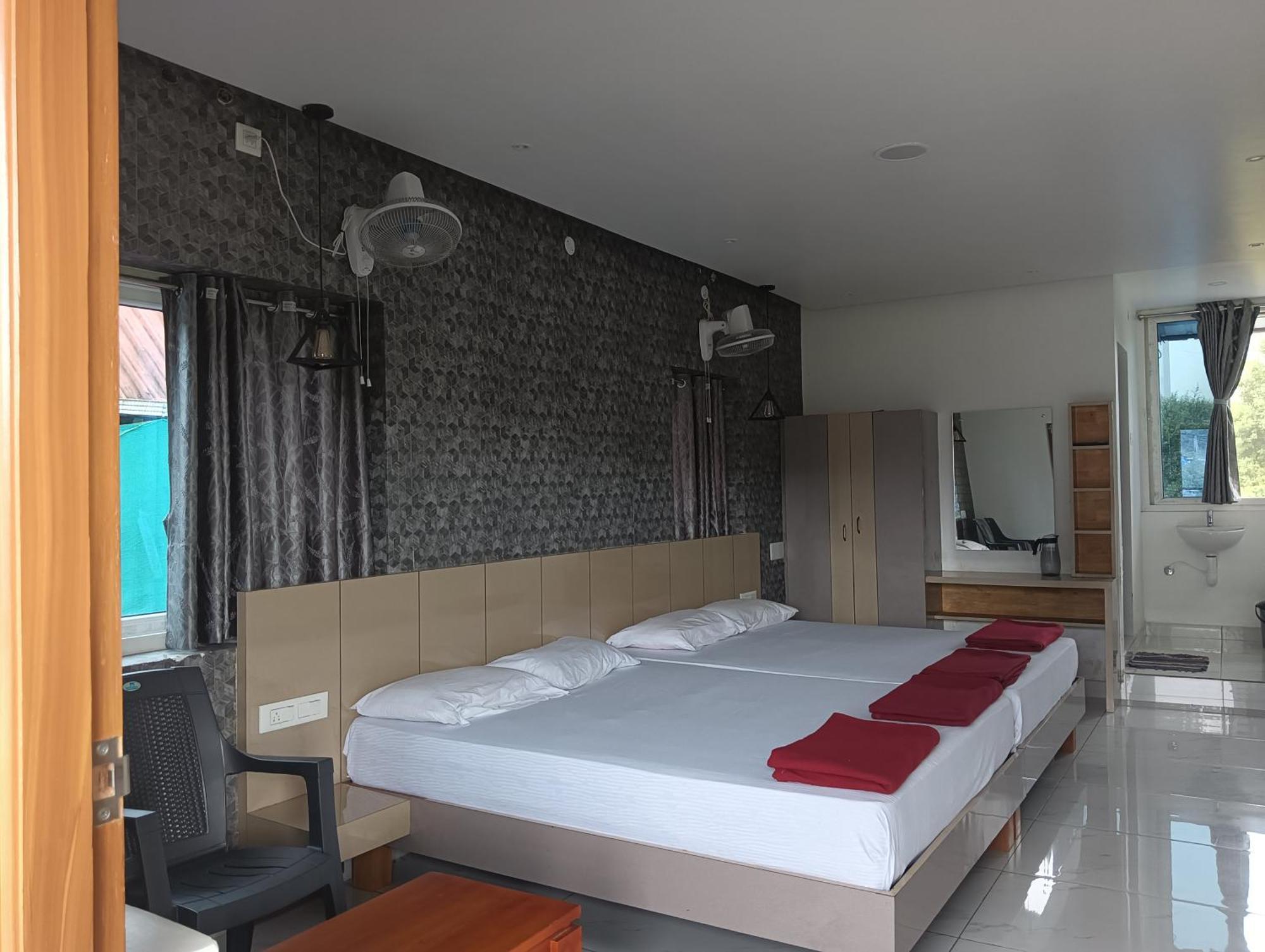 Hilltop Hotel Vālpārai Екстериор снимка