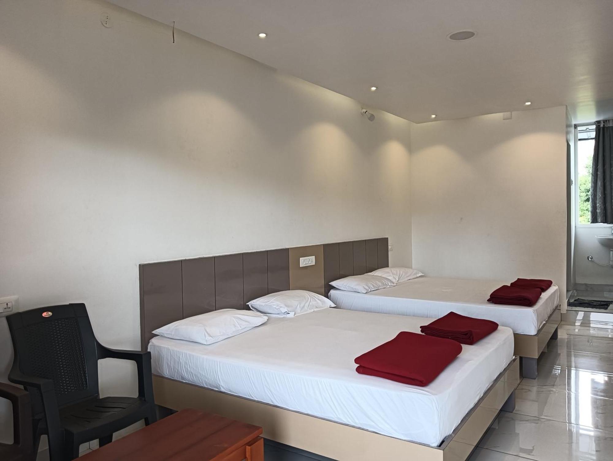 Hilltop Hotel Vālpārai Екстериор снимка