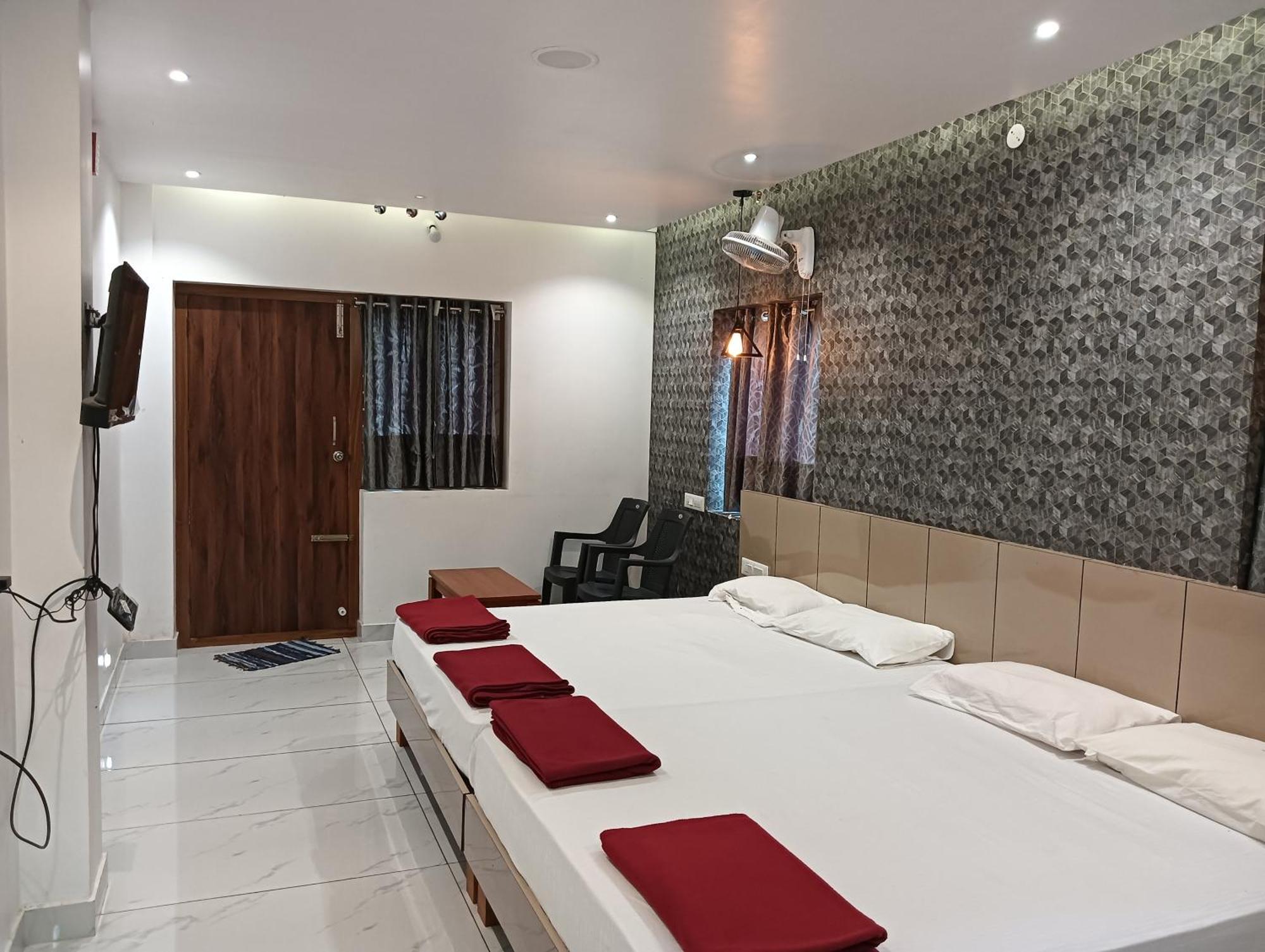 Hilltop Hotel Vālpārai Екстериор снимка