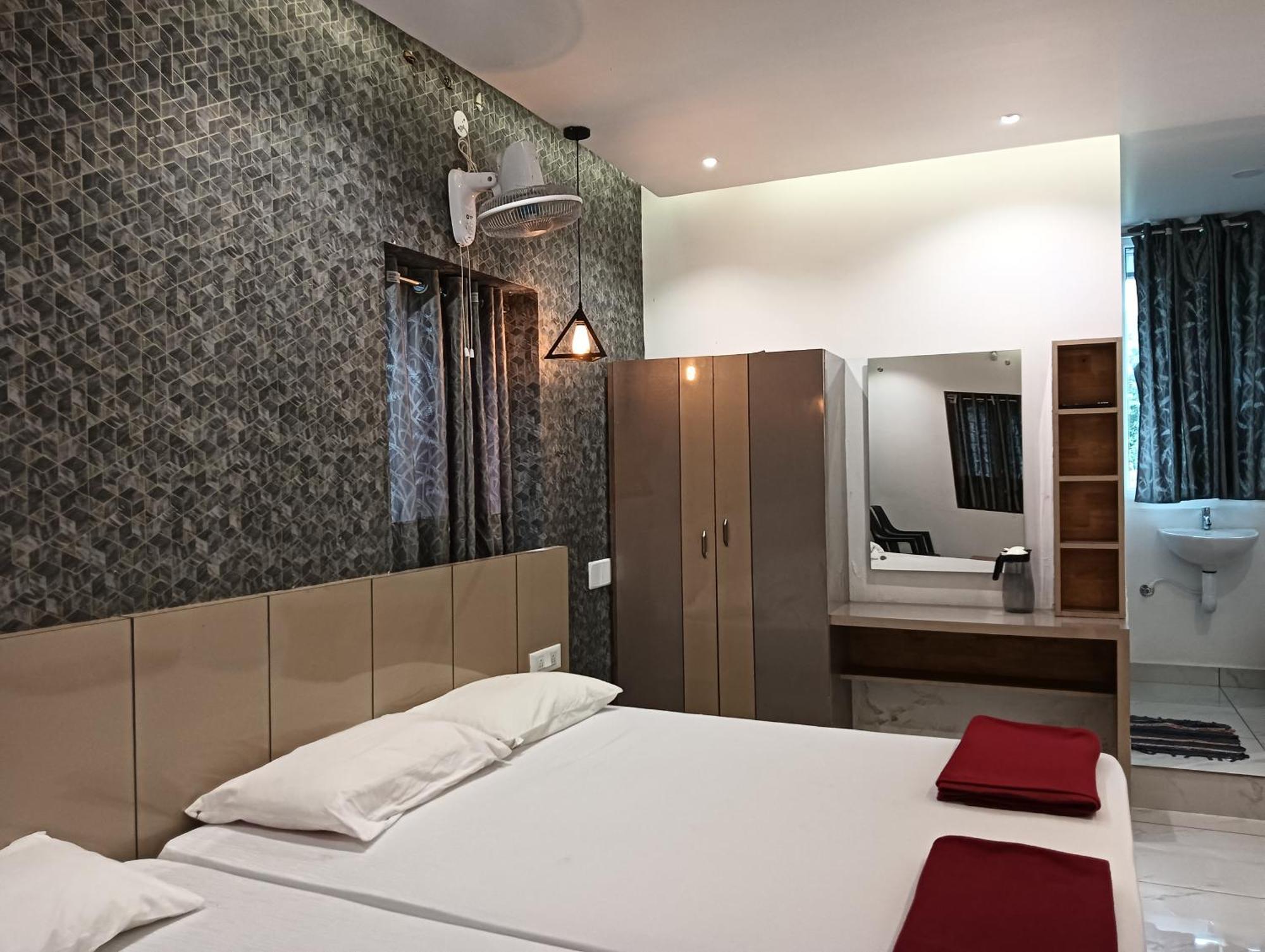 Hilltop Hotel Vālpārai Екстериор снимка