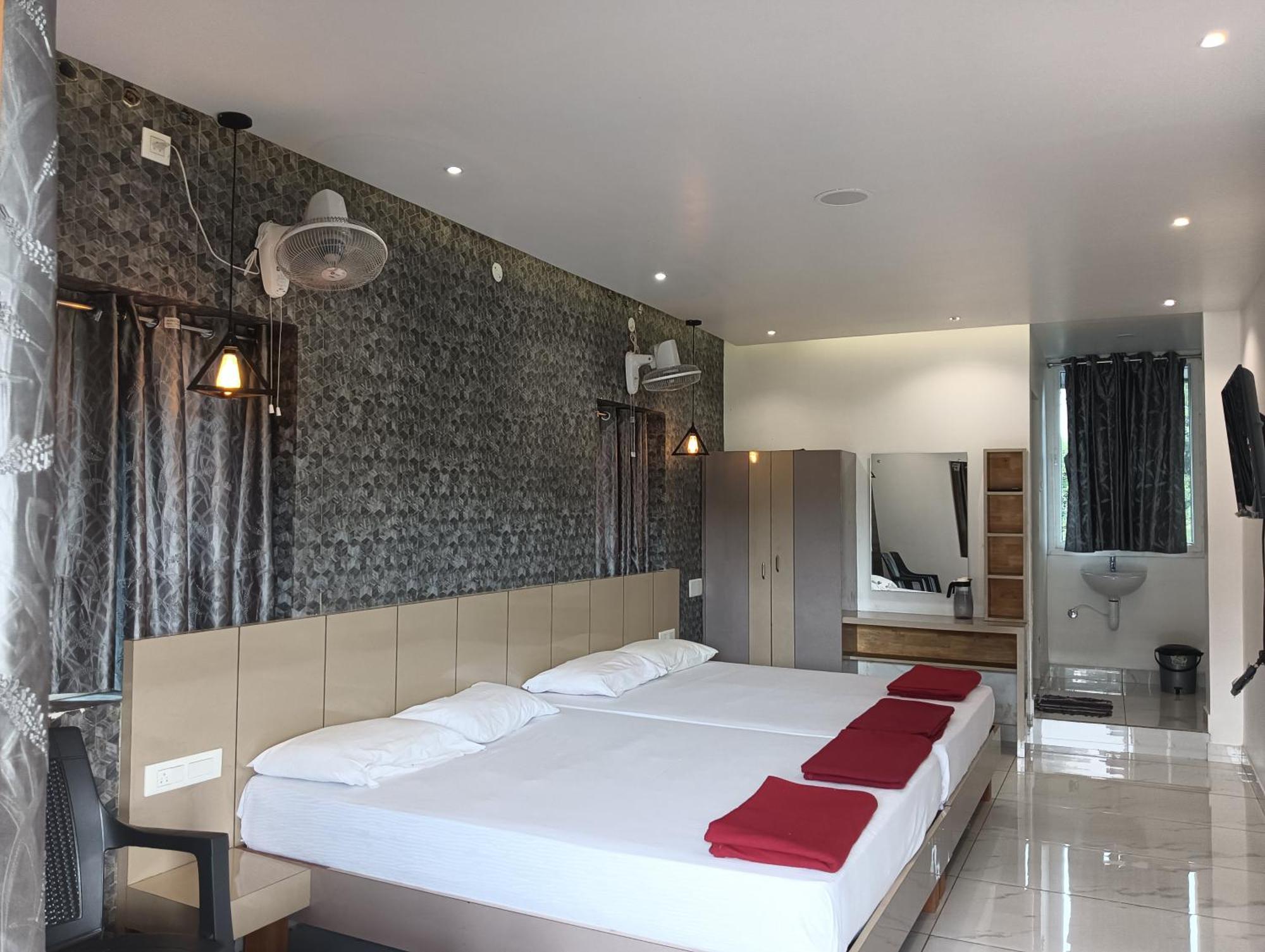 Hilltop Hotel Vālpārai Екстериор снимка