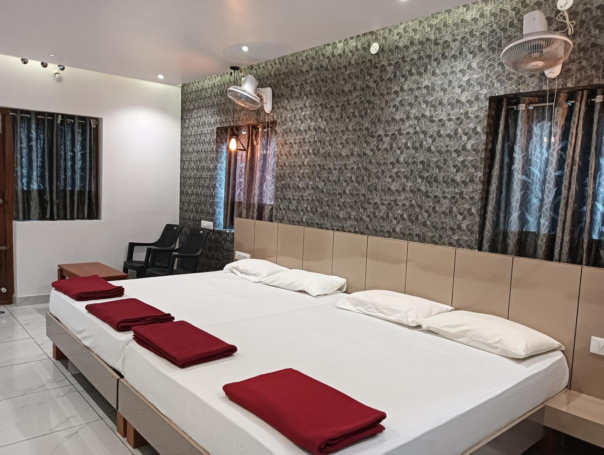 Hilltop Hotel Vālpārai Екстериор снимка